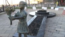 Atatürk'e çiçek veren kızın heykelindeki kömürler çalındı