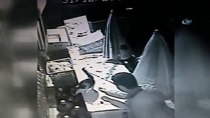 Kediyi boğarak öldüren cani kameralara yakalandı!