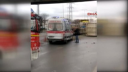 Kamyon Yüklü Tır Üst Geçide Çarptı