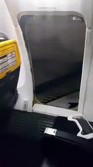 Un passager de Ryanair en a tellement marre d’attendre qu’il sort par la porte de secours