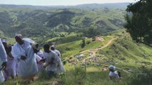 Miles de feligreses de la fe Shembe peregrinan en Sudáfrica