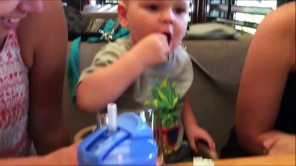 Ce bébé déteste les cranberrys mais il continu à en manger quand même... Adorable