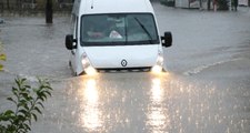 Adana Etkili Olan Yağışlar Nedeniyle Araçlar Suya Gömüldü