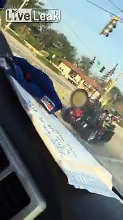 Ce motard joue de la batterie au feu rouge sur sa moto !