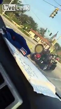 Ce motard joue de la batterie au feu rouge sur sa moto !