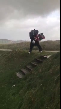 Faire du golf en pleine tempête !!! Impossible avec ces vents..