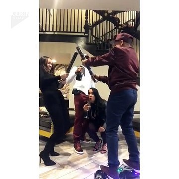 Il canarde sa femme avec un feu d'artifice pour le nouvel an..