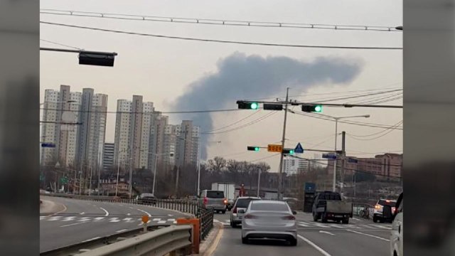 경기도 안산 고물상서 불...다친 사람 없어 / YTN