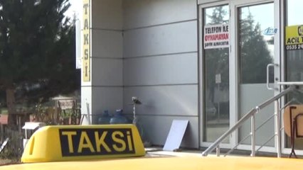 Taksi Durağına 'Telefonla Oynamayan Şoför' İlanı