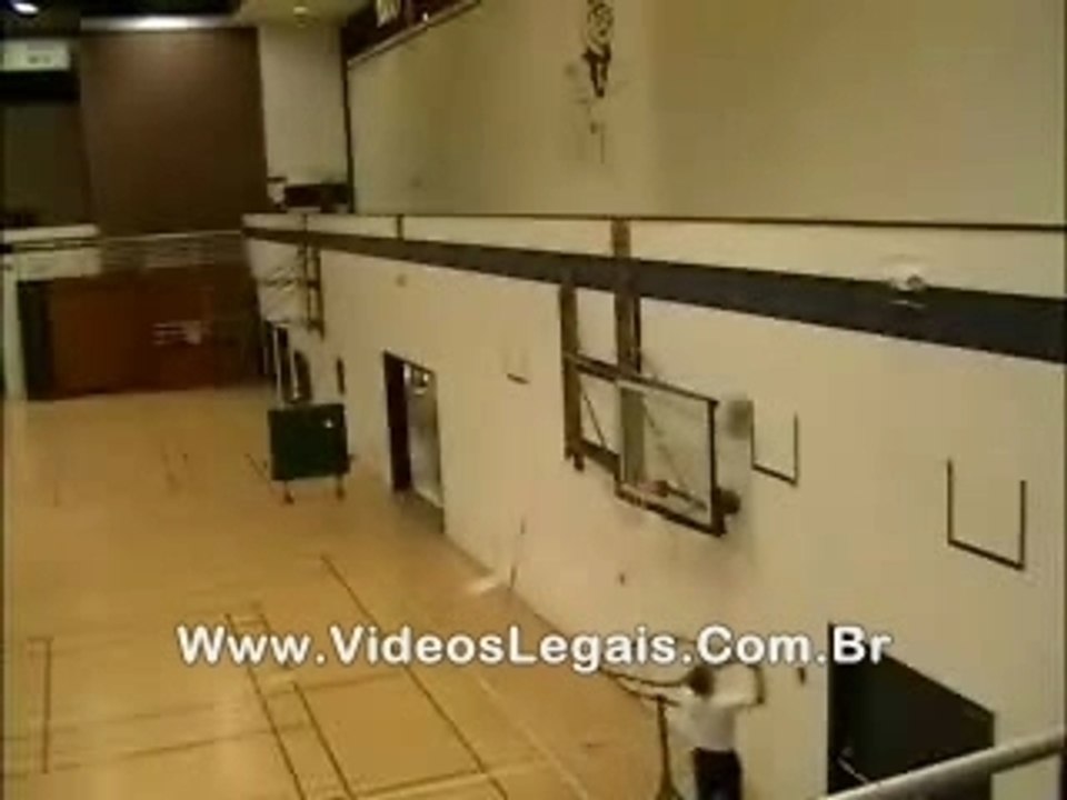 Tim Nolan jongles au basket