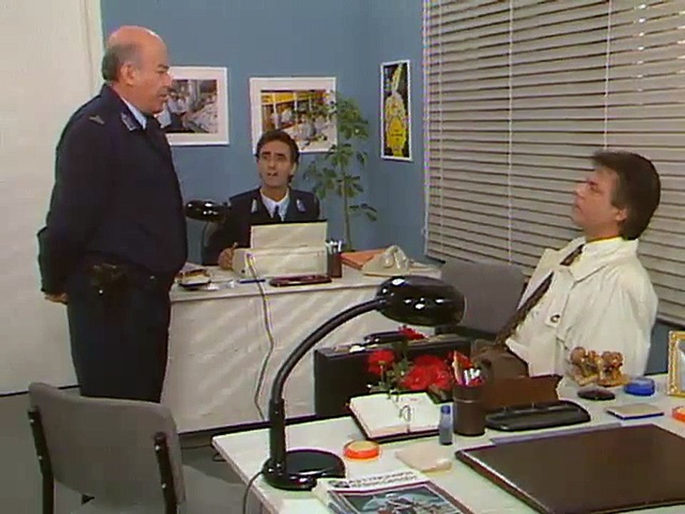 Αστυνόμος Θανάσης Παπαθανάσης Ε64   Διαμάντια για τρεις