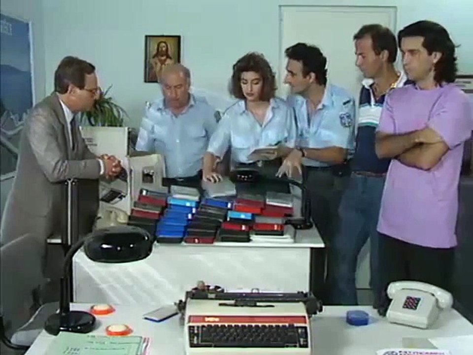 Αστυνόμος Θανάσης Παπαθανάσης Ε14   Μόνο όρθιοι