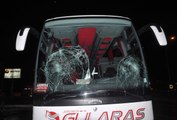 Antalya'da 1 Kişinin Ölümüyle Sonuçlanan Kazada Vatandaşlar Otobüsü Taşladı