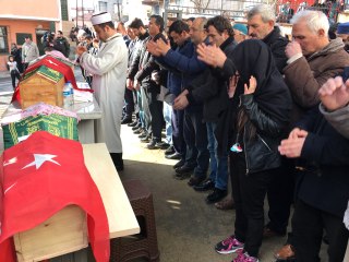 2 Kızı Babaları Tarafından Öldürülen Anne Cenazede En Önde Saf Tuttu