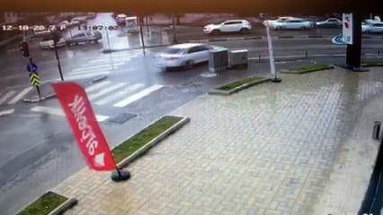 Kafa kafaya çarpışan otomobiller kamerada