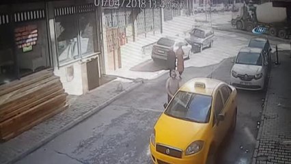 Cinnet Getiren Babanın, Küçük Kızının Boğazına Bıçak Dayadığı Anlar Kamerada