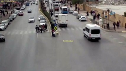 Otomobilin çarptığı yaya havada takla attı... O anlar kamerada