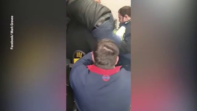 Ce gars se retrouve coincé avec son zizi dans la porte en voulant sauter par-dessus une barrière de métro !