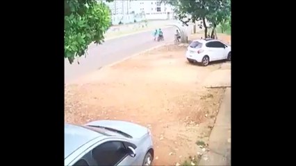 Ce voleur n'a aucune pitié pour cette femme...