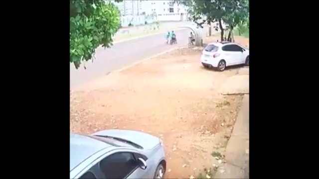 Ce voleur n'a aucune pitié pour cette femme...