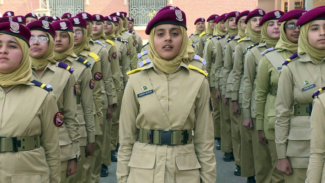 Mädchen in Pakistan träumen von Karriere beim Militär