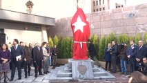 Fethi Sekin Anısına İzmir Adliyesi Önünde Heykel Dikildi