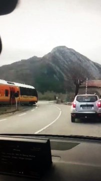 Un train traverse le passage à niveau les barrières relevées