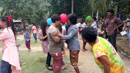 Ibu-ibu joget balon di dahi!!