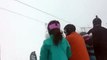 Des skieurs coincés sur un télésiège pendant la tempête
