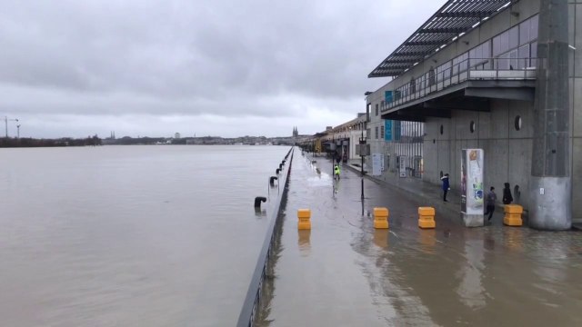 A Bordeaux, la Garonne est montée jusque sur les quais