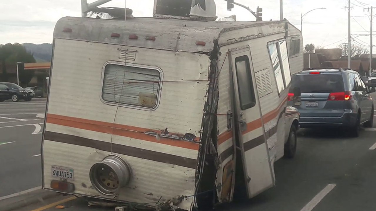 Un homme se balade avec son campingcar en très mauvais état..