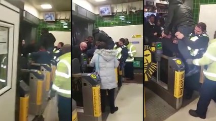 Il se coince les parties en sautant la barrière dans le métro