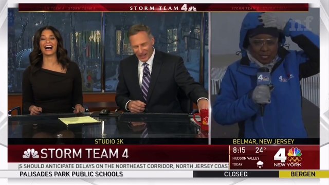 Il amène le café à une journaliste en direct dans la tempête de neige !