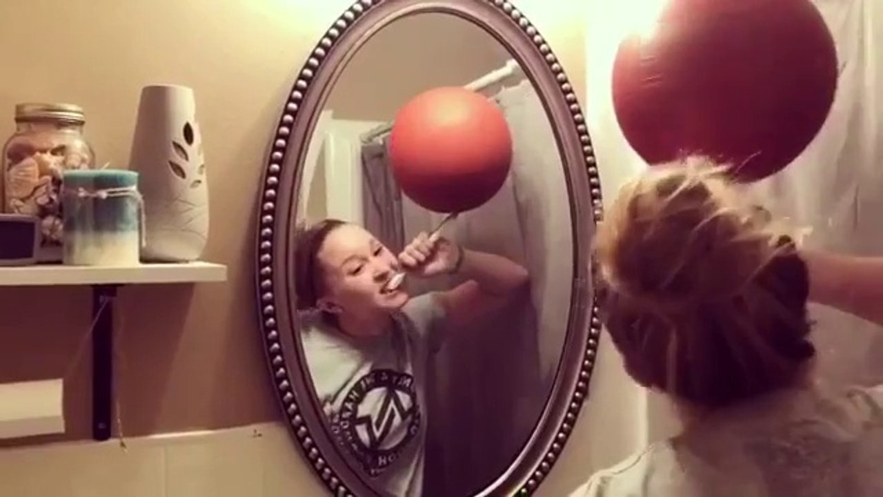 Elle se brosse les dents en tournant un ballon de basketball !