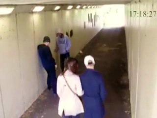 Il lance sa clope sur cette fille et va le regretter