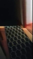 Une maman fait peur à son enfant dans sa chambre