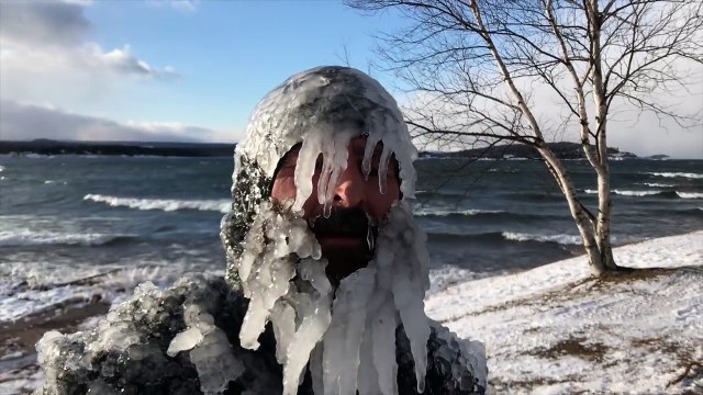 Il surfe des vagues gelées d'un lac au nord des USA !