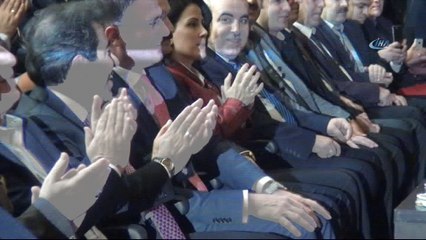 Öğrenciler söyledi, vali alkışlarla eşlik etti