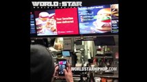 Un employé de McDonald menace avec une arme un jeune qui a sauté par dessus le comptoir
