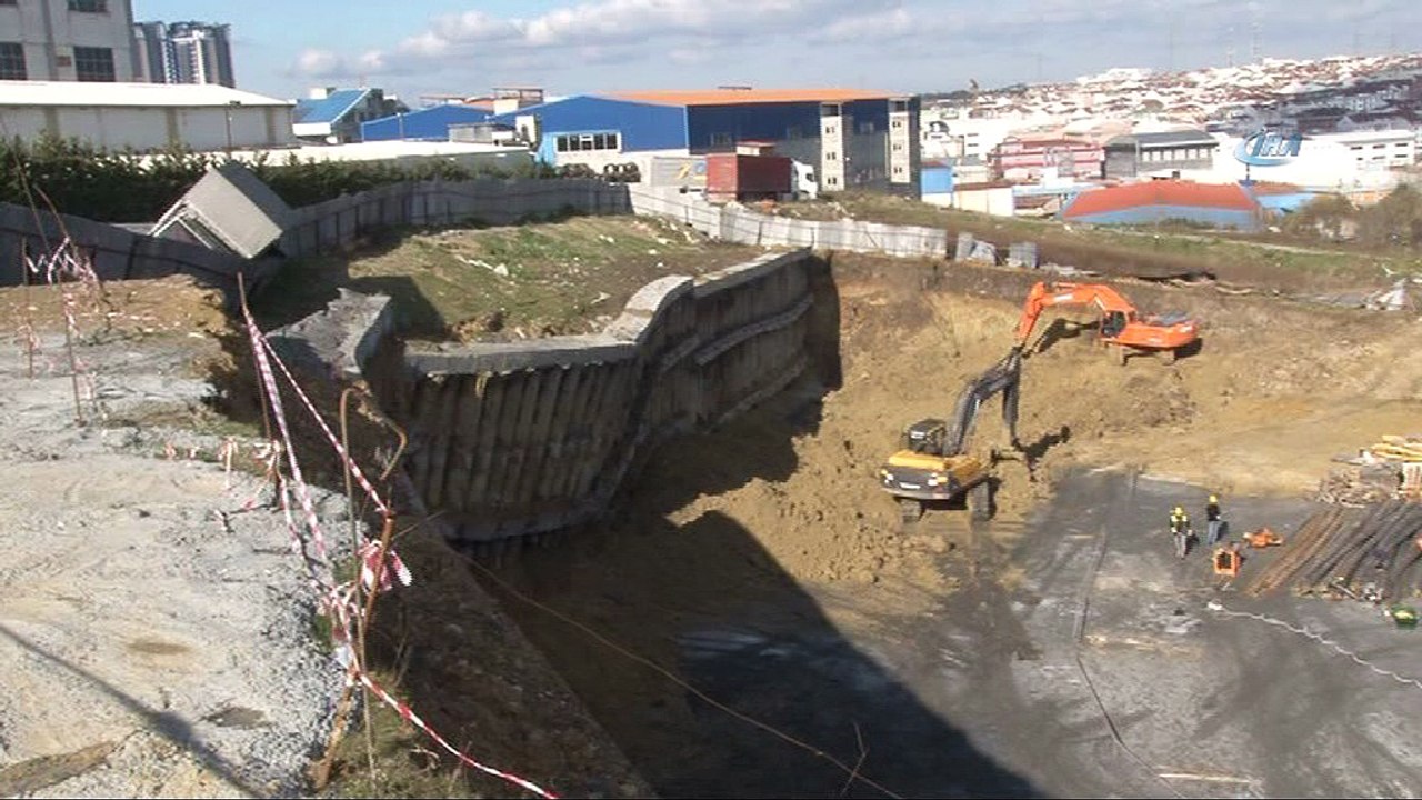 Esenyurt'ta yol çöktü, kamyon yol kenarında askıda kaldı