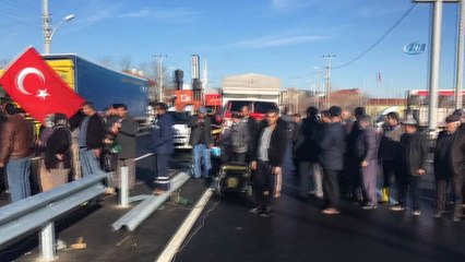 Mahalleli bariyere karşı bu kez etten duvar ördü