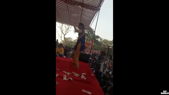 Ce gars touche la danseuse et va vite le regretter