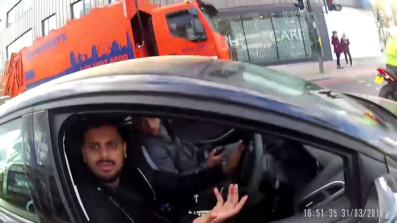 Ce conducteur percute une moto car il ne veut pas qu'il soit premier au feu rouge !