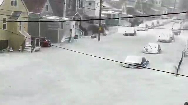 Cette rue de Boston est prise dans les glace après une inondation
