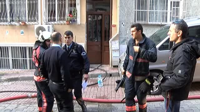 Anneye Kalp Masajı Yapılırken Minik Bebeği İtfaiye Eri Severek Sakinleştirdi