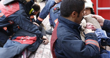 Alevlerin Arasından Çıkarılan Anneye Kalp Masajı Yapılırken, Bebeği İtfaiye Eri Sakinleştirdi