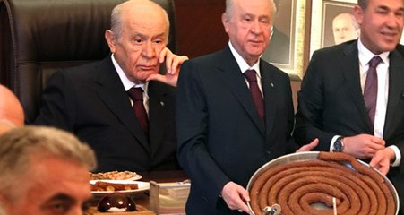 Ferdi Tayfur Şarkısıyla Efkarlanan Bahçeli, İkram Edilen Halka Tatlısıyla Neşelendi