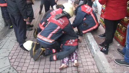 Fatih'te Can Pazarı : Anne ve Bebeği Alevler Arasından Kurtarıldı