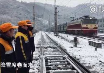 Video herunterladen: Freezing Weather Causes Transport Disruptions in Central China