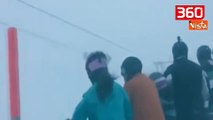 Skiatorët i zë stuhia mbi teleferik, shikoni pamjet drithëruese (360video)